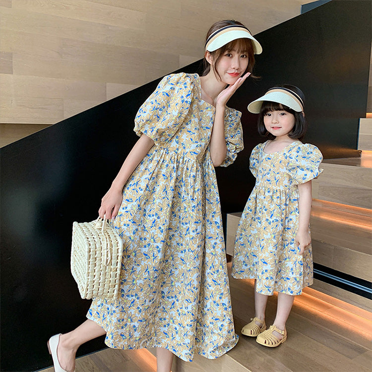 Long matching summer dress for mother and daughter with a floral pattern and short puff sleeves