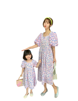 فستان صيفي طويل متناسق للأم والابنة بنمط زهور وأكمام قصيرة منتفخة