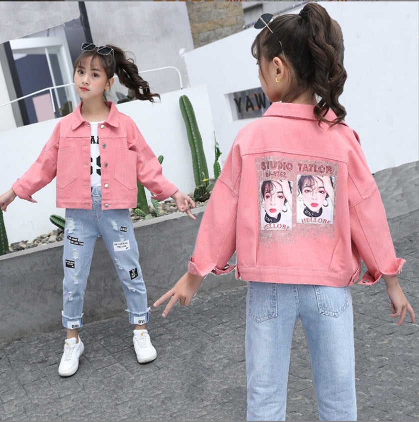 A two-piece set for girls, a casual long-sleeved denim jacket in solid pink color, large front pockets and a print on the back, with light sky blue jeans with a phrase print
