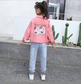 A two-piece set for girls, a casual long-sleeved denim jacket in solid pink color, large front pockets and a print on the back, with light sky blue jeans with a phrase print