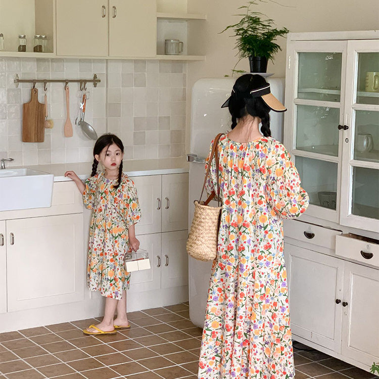 Matching long summer shirt for mother and daughter with a floral pattern and short puff sleeves