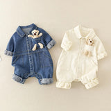 Romper for newborns with sleeves, collar, and front pockets, with a small teddy bear in the pocket