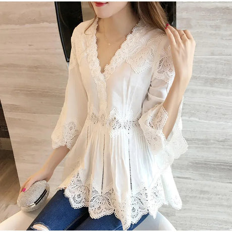 Long ruffled blouse decorated with lace at the edges, waist and shoulder, with a triangle chest opening and three-quarter sleeves