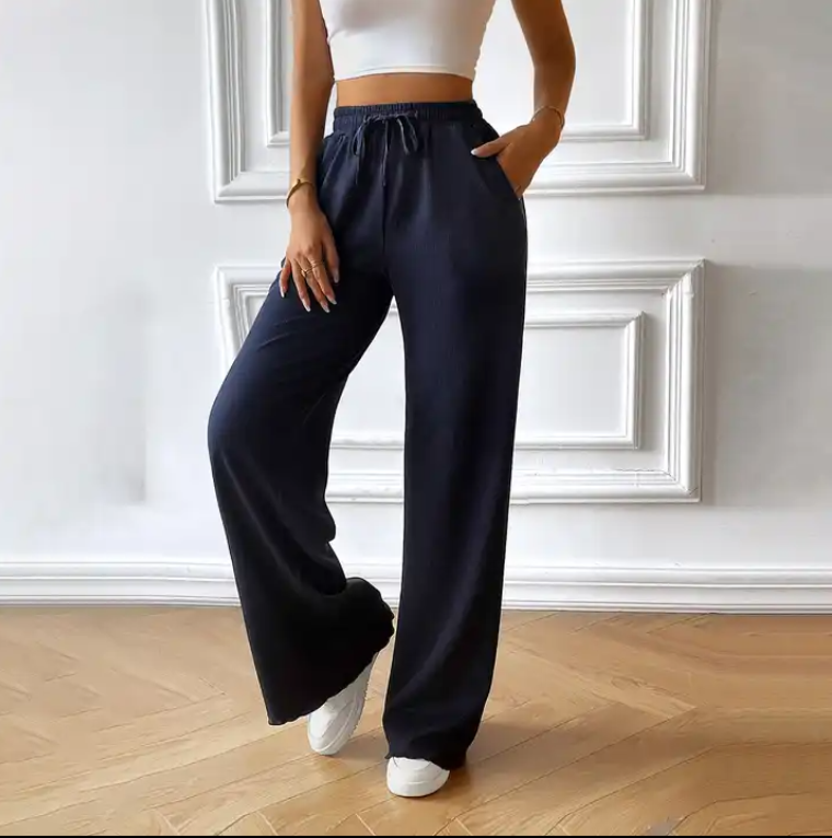 Long wide-leg trousers with an elastic waist and side pockets