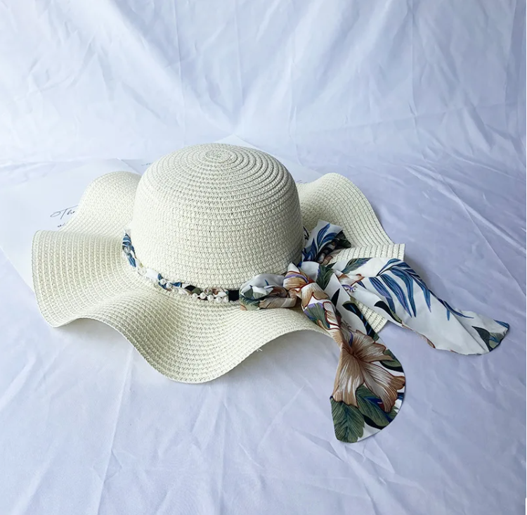 قبعة قش صيفية نسائية ذات حافة وحواف مموجة وشريط بطبعة شجرة حول محيط الرأس