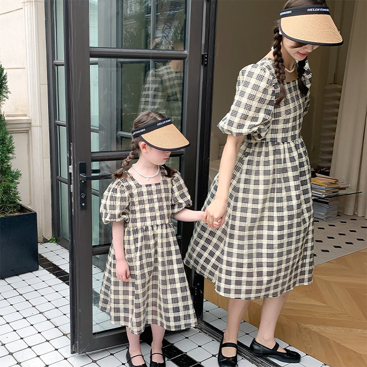 فستان صيفي متناسق للأم والابنة مع نقش مربعات بلون ثابت وأكمام متوسطة الطول منتفخة