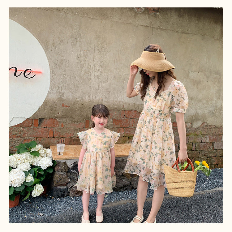 فستان صيفي متناسق للأم والابنة بنمط زهور وأكمام قصيرة منتفخة
