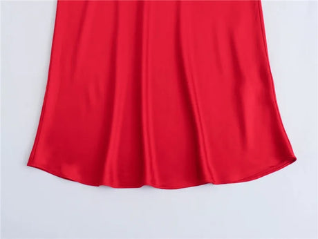 فستان احمر حرير ناعم بكتف واحد, وحبل خفيف للكتف الأخر