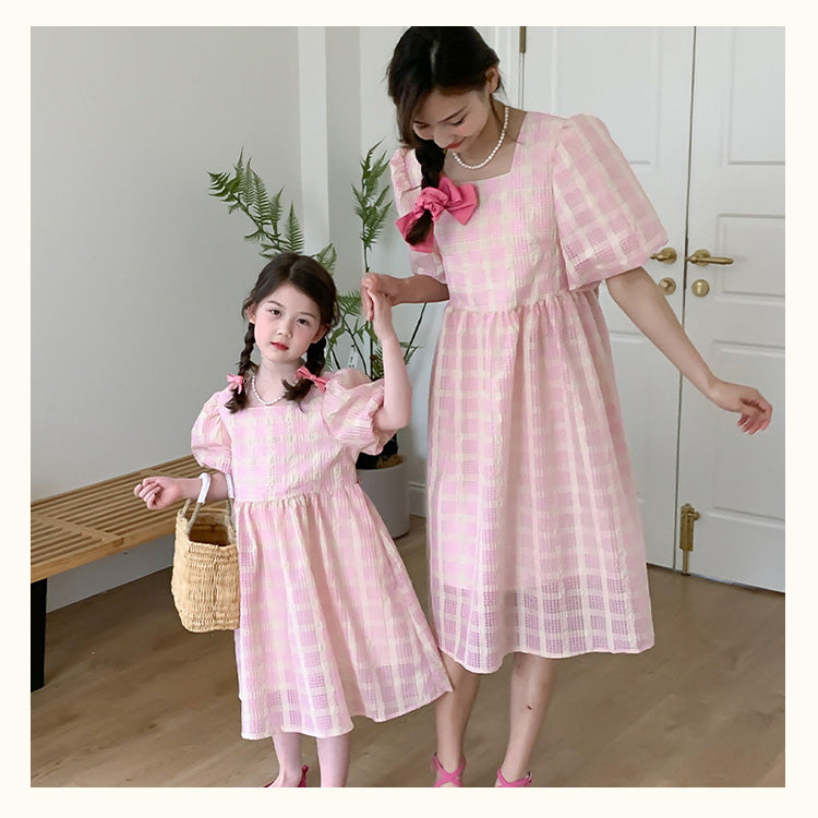 Matching summer dress for mother and daughter with a solid color check pattern and puffy midi sleeves