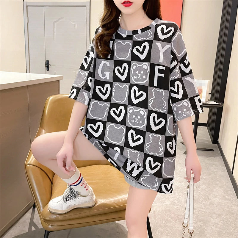 Wide T-shirt with elbow sleeves, solid color with checkered prints filled with letters, hearts and teddy bears