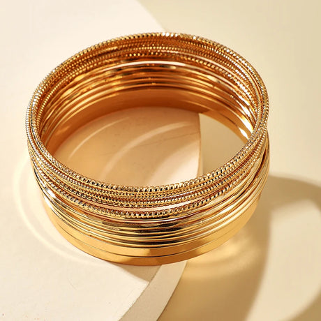 Classic bracelet set in gold color