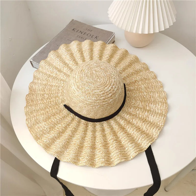 قبعة من القش مع الأمواج والقوس