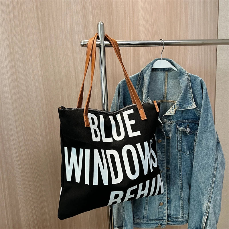 حقيبة كتف كبيرة مطبوعة " BLUE WINDOWS BEHIN "
