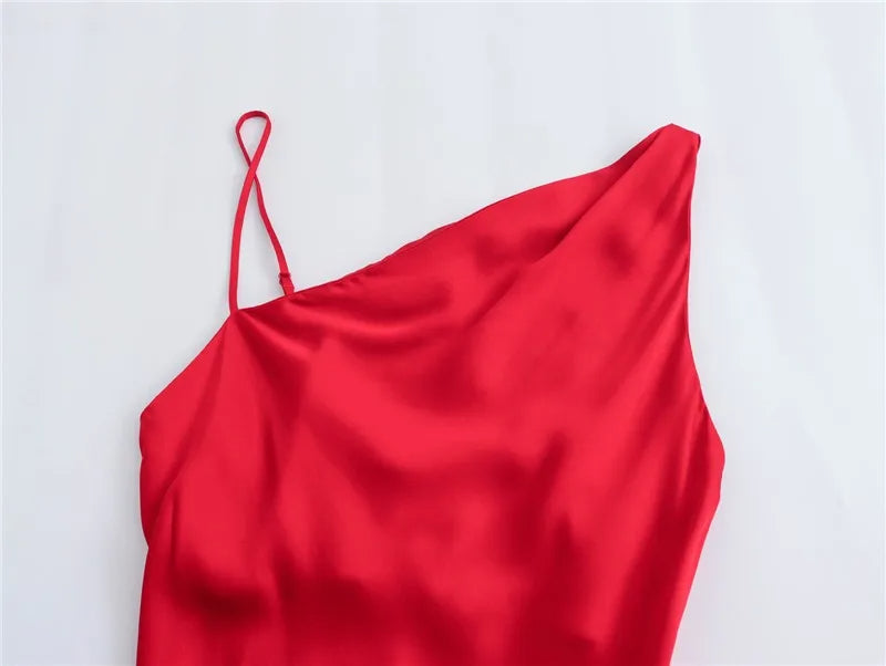 فستان احمر حرير ناعم بكتف واحد, وحبل خفيف للكتف الأخر