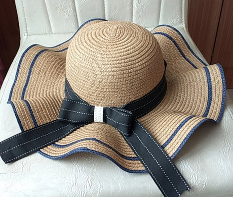 قبعة صيفية من القش ذات حافة مخططة ومموجة مع فيونكة