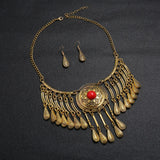 Arabic-style set: a necklace with a large circle and dangling tears, with teardrop-shaped earrings in gold or silver color