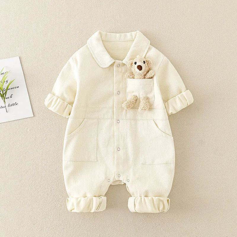 Romper for newborns with sleeves, collar, and front pockets, with a small teddy bear in the pocket
