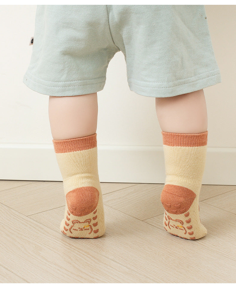 زوج من جوارب الأطفال بتصميم مانع للانزلاق بتصميم لطيف