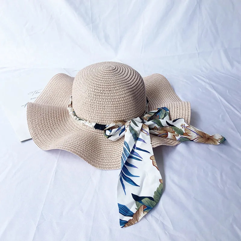 قبعة قش صيفية نسائية ذات حافة وحواف مموجة وشريط بطبعة شجرة حول محيط الرأس