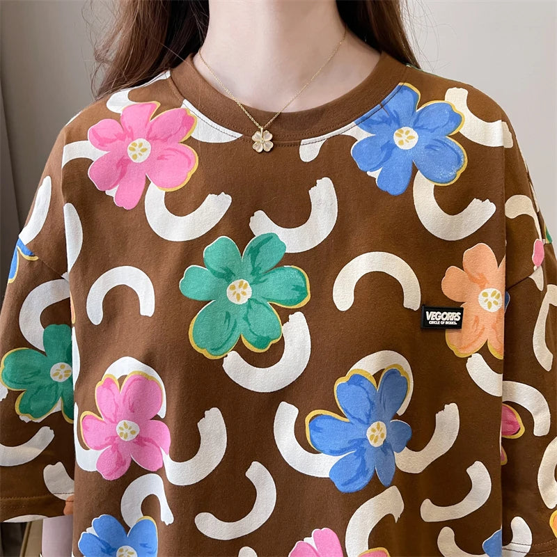 Wide women's T-shirt with elbow sleeves, printed with random bows and flowers