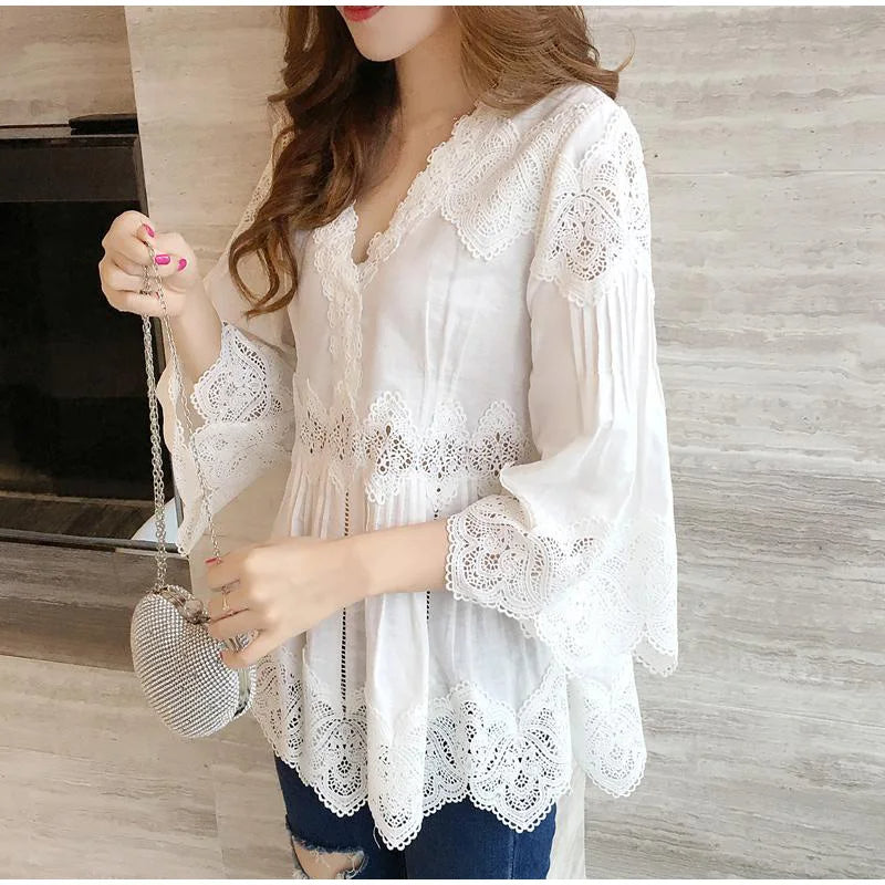 Long ruffled blouse decorated with lace at the edges, waist and shoulder, with a triangle chest opening and three-quarter sleeves