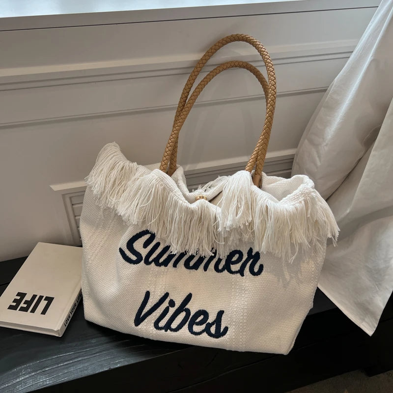 حقيبة شاطئ صيفية مصنوعة من القماش مع  قطع كشكشة وطباعة " Summer vibes " .وزر إغلاق