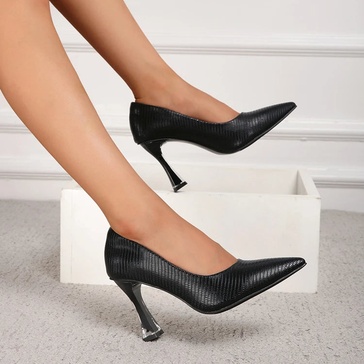 High-heeled shoes with a medium heel and a pointed toe