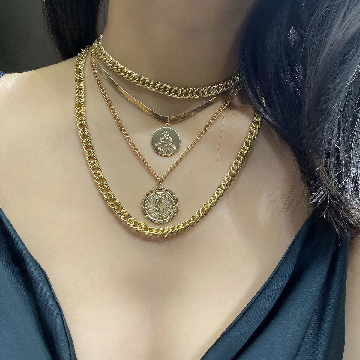 Thick chain with four layers, two layers of chain and two layers of pendant