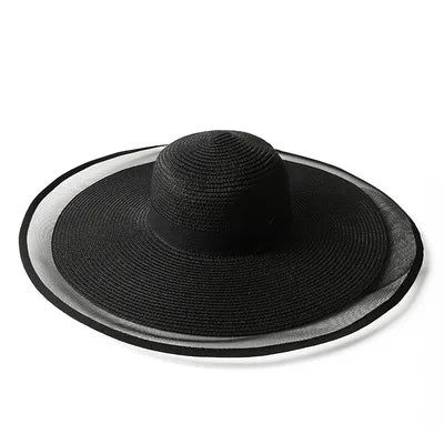 قبعة نسائية صيفية من القش بحافة واسعة وطرف شفاف باللون الأسود ويدور حول الرأس شريط أسود