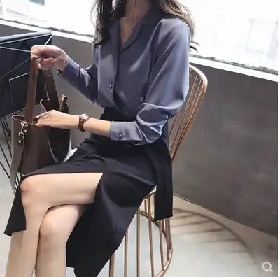 Plain women's shirt with collar and long sleeves