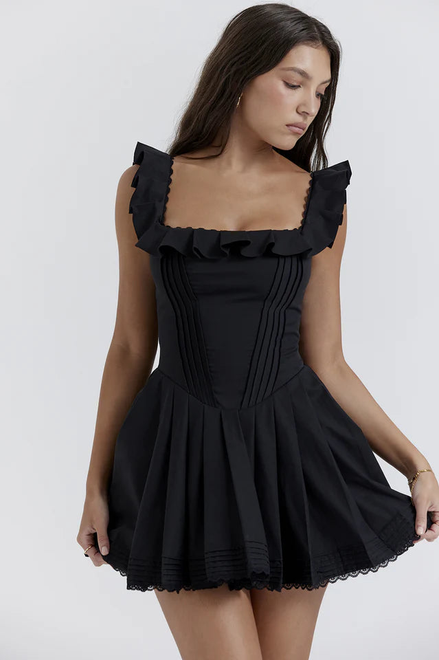 فستان أسود قصير بدون أكمام مع كشكشة على الأكتاف سباندكس/بوليستر