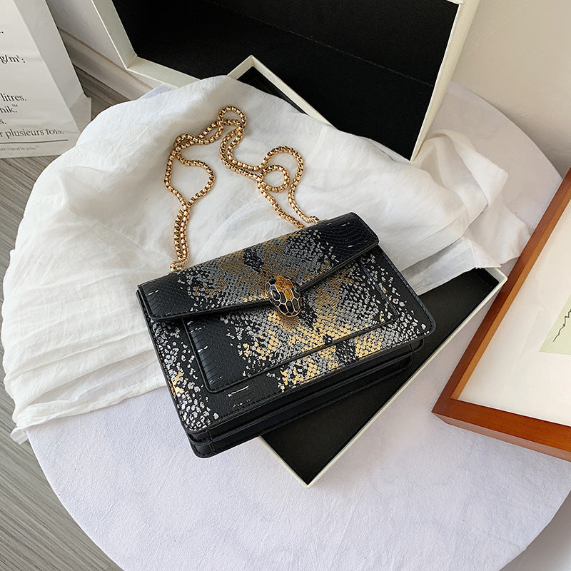 حقيبة كروس بنمط جلد الثعبان مع سلسلة ذهبية وقفل رأس الثعبان