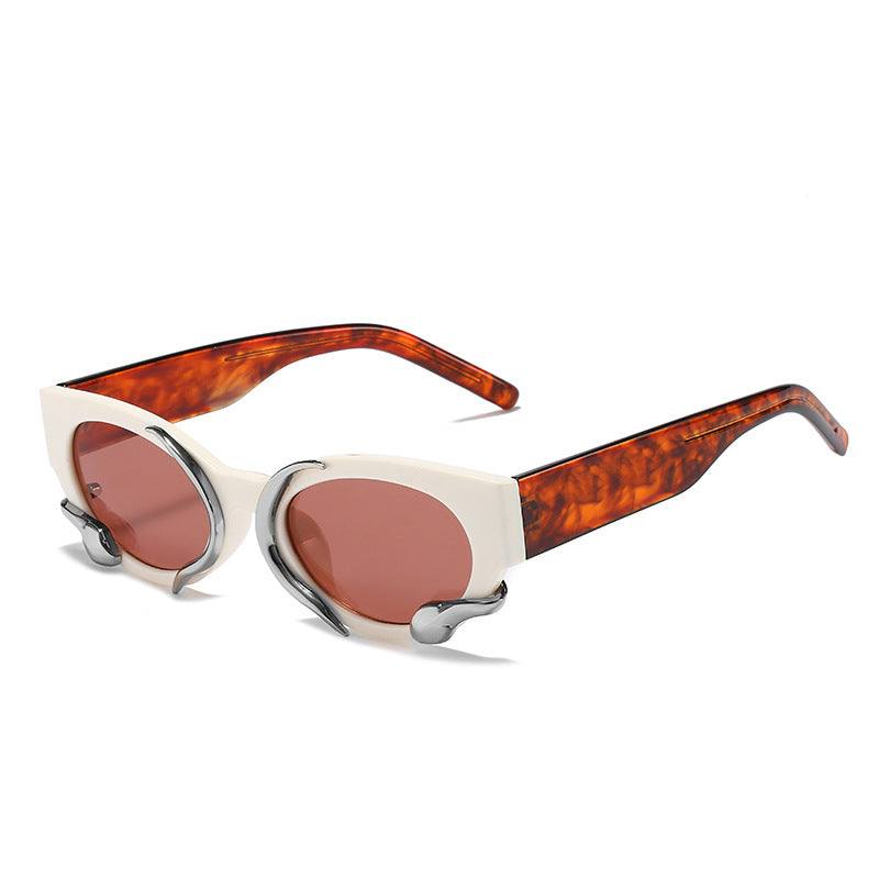Snake-pattern sunglasses with a strange and modern design