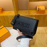حقيبة كروس بلون موحد مع شعار وسلسلة كتف
