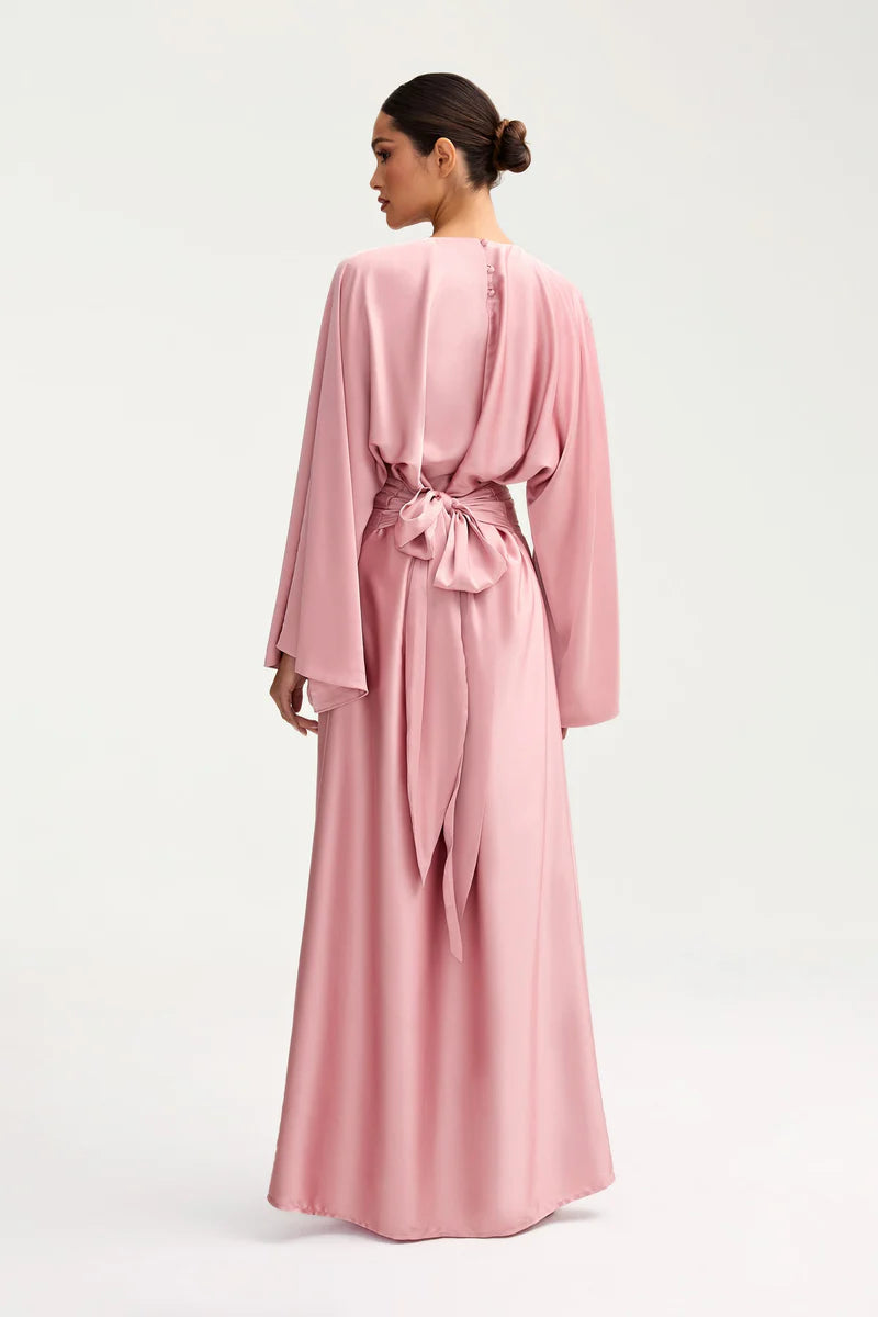 Long dress with long sleeves and a tie at the back to show off the beauty of the dress